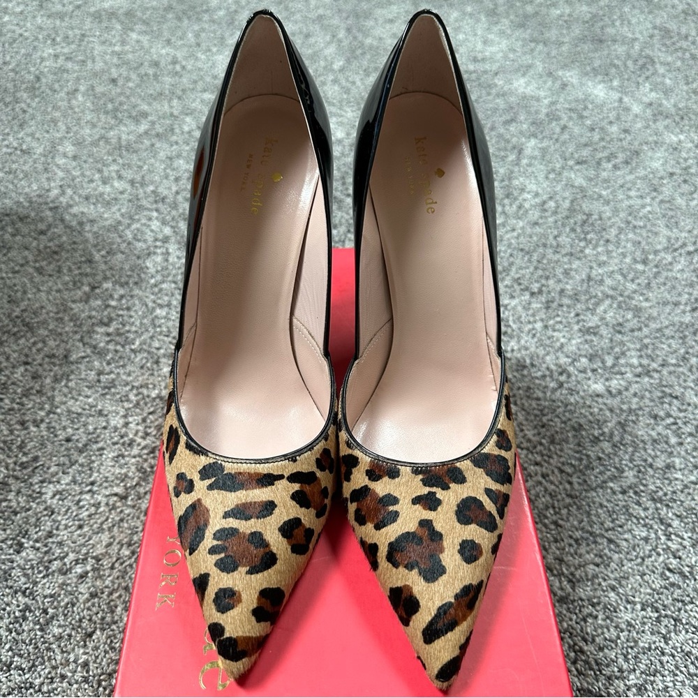KATE SPADE pumps comes in a black patent leather with a calf hair trim-PreLoved